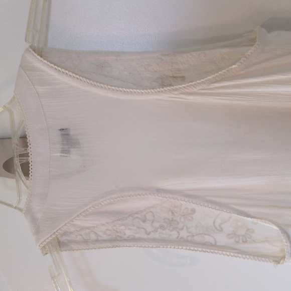 Urban Outfitters white beach cover up with embroidery. Size xs - Picture 4 of 4